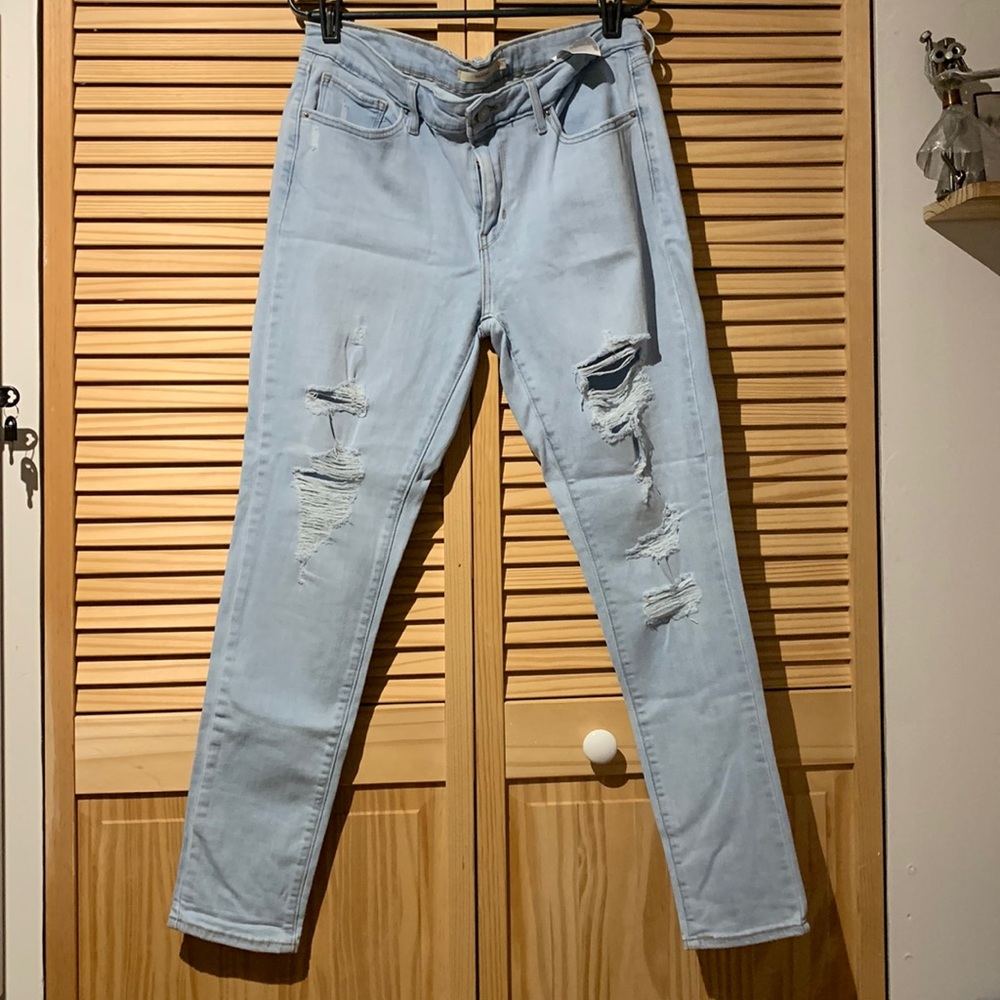 Distressed Levi’s Jeans 👖